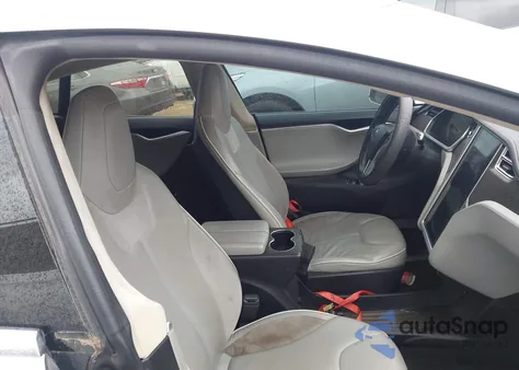 2013 Tesla Model S Performance z USA, uszkodzony, nr VIN 5YJSA1DP0DFP21946